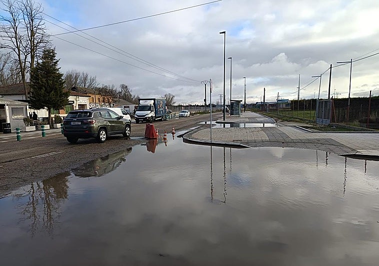 Un socavón oculto por una enorme balsa provoca daños en seis vehículos en el Camino Viejo de Simancas